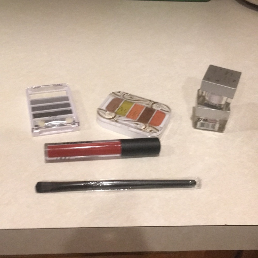 Eyeshadow pallets eyeshadow brush, lip gloss